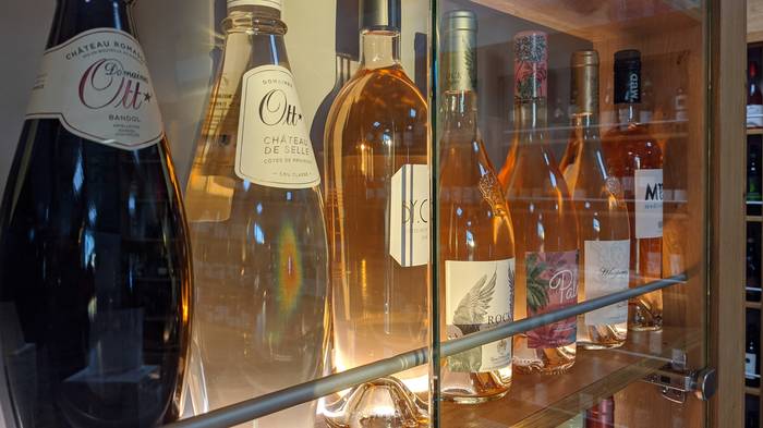 Im Weinoutlet Rhede gibt es eine große Auswahl verschiedener Weine.